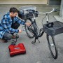 Einhell Akku-Kompressor TE-AC 36/8 Li zum Aufpumpen eines Fahrradreifens.