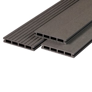 Anthrazitfarbene WPC Terrassendielen mit geriffelter Oberfläche im Detail.