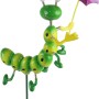 Lustiger Gartenstecker: Grüne Raupe mit lila Schirm, 42 cm hoch, als farbenfrohe Gartendeko.