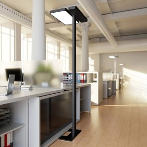 Schwarze Arcchio LED Stehlampe Aila mit Bewegungsmelder im Büro.