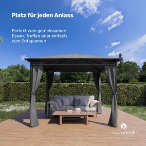 Blumfeldt Mondo Gartenpavillon, dunkelgraues Partyzelt mit Vorhängen und Sitzgruppe im Garten.