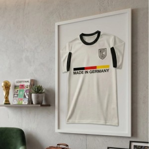 Weißer Trikotrahmen aus Echtholz (60x80 cm) mit Deutschland Trikot, gerahmt in einer Vitrine.