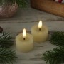 Zwei creme Echtwachs LED Teelichter mit Timer und rustikaler Optik, 4,4cm Durchmesser.