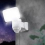 Weiße Eglo Solar-Außenwandleuchte mit Bewegungsmelder, 5W, 230lm. Strahlt helles Licht aus.