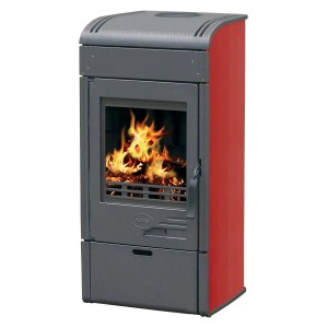 Roter Gusskaminofen Vesta 9 kW mit Feuer im Brennraum. Kaminofen für Holz und Holzbriketts.