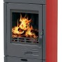 Roter Gusskaminofen Vesta 9 kW mit Feuer im Brennraum. Kaminofen für Holz und Holzbriketts.