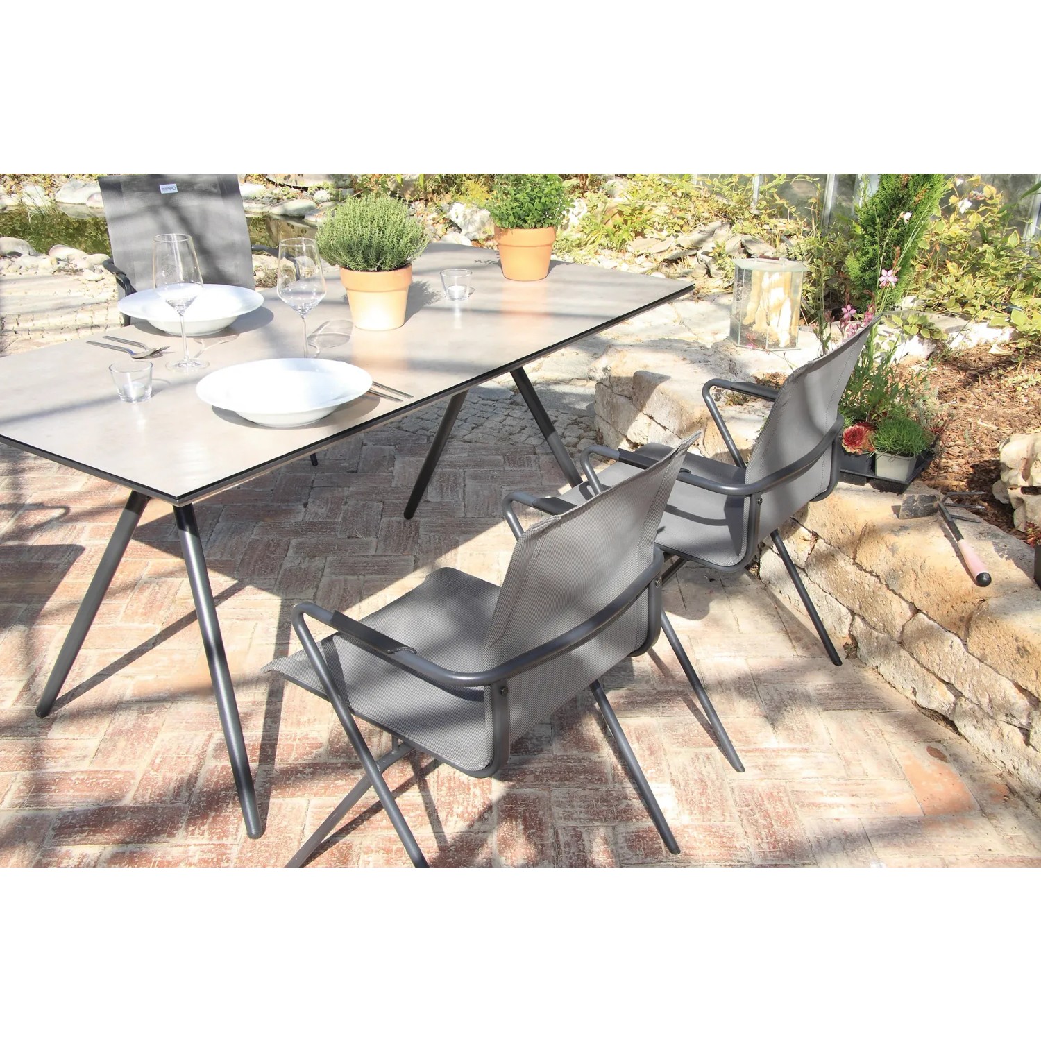 Acamp Gartenmöbel-Set Alpha: 4 Stapelsessel, 1 Glastisch in Anthrazit-Cemento Optik.