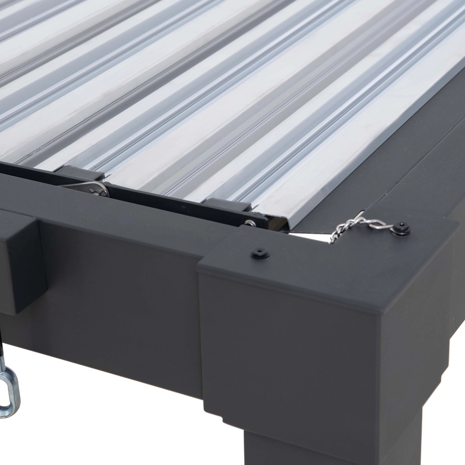 Detailansicht der anthrazitfarbenen Sunjoy Multi-Pergola Matterhorn mit Lamellendach.