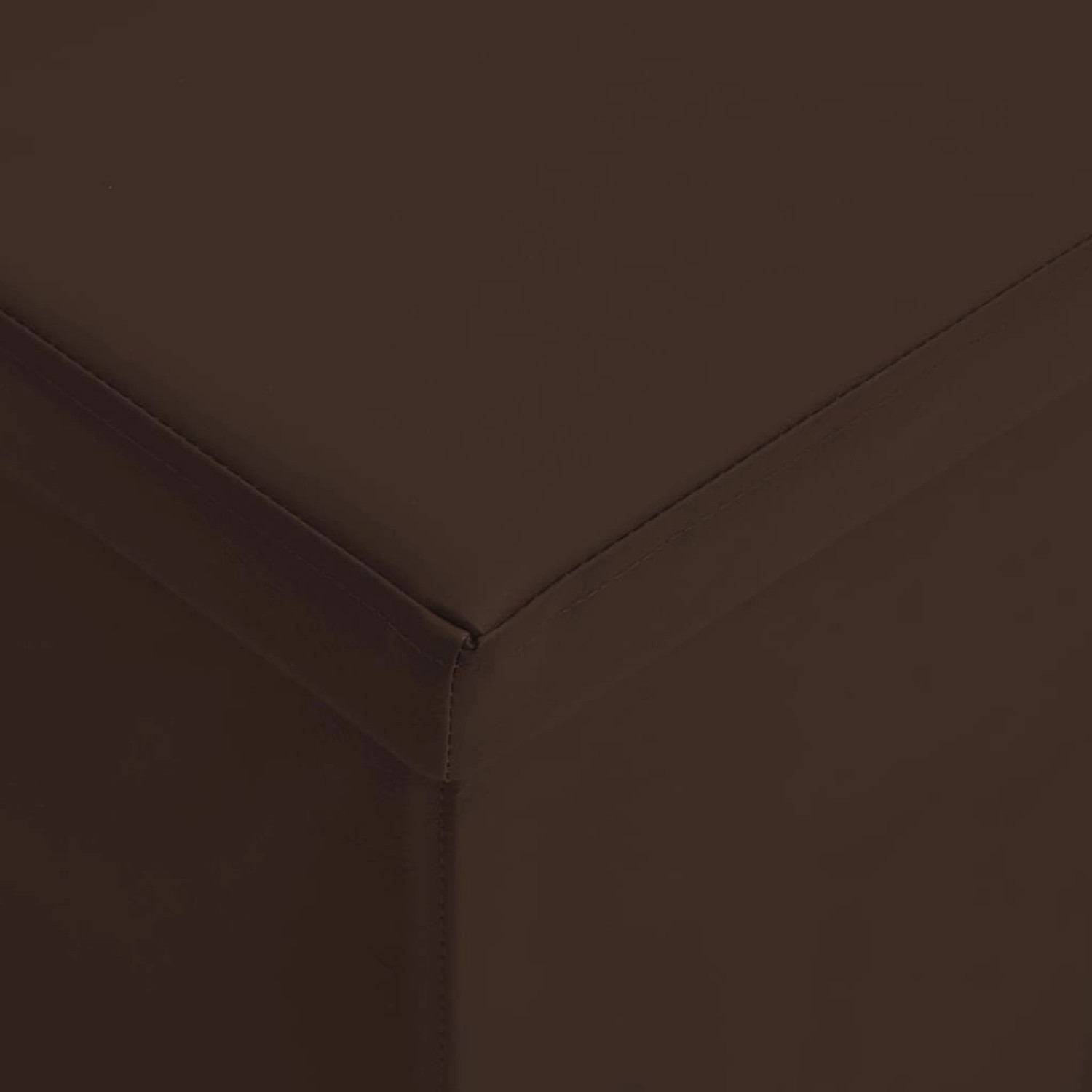 Detailaufnahme: Braune, faltbare Sitzbank mit Stauraum aus PVC, Möbelstück.