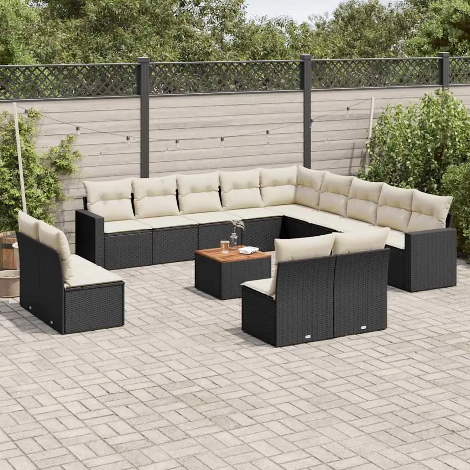 Schwarze 14-tlg. Garten-Sofagarnitur aus Rattan mit cremefarbenen Kissen und Tisch für Terrasse oder Garten.