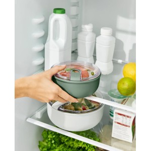 Rotho Frischhaltedose Ela, rund, 0,75 l, Mistletoe Green im Kühlschrank.