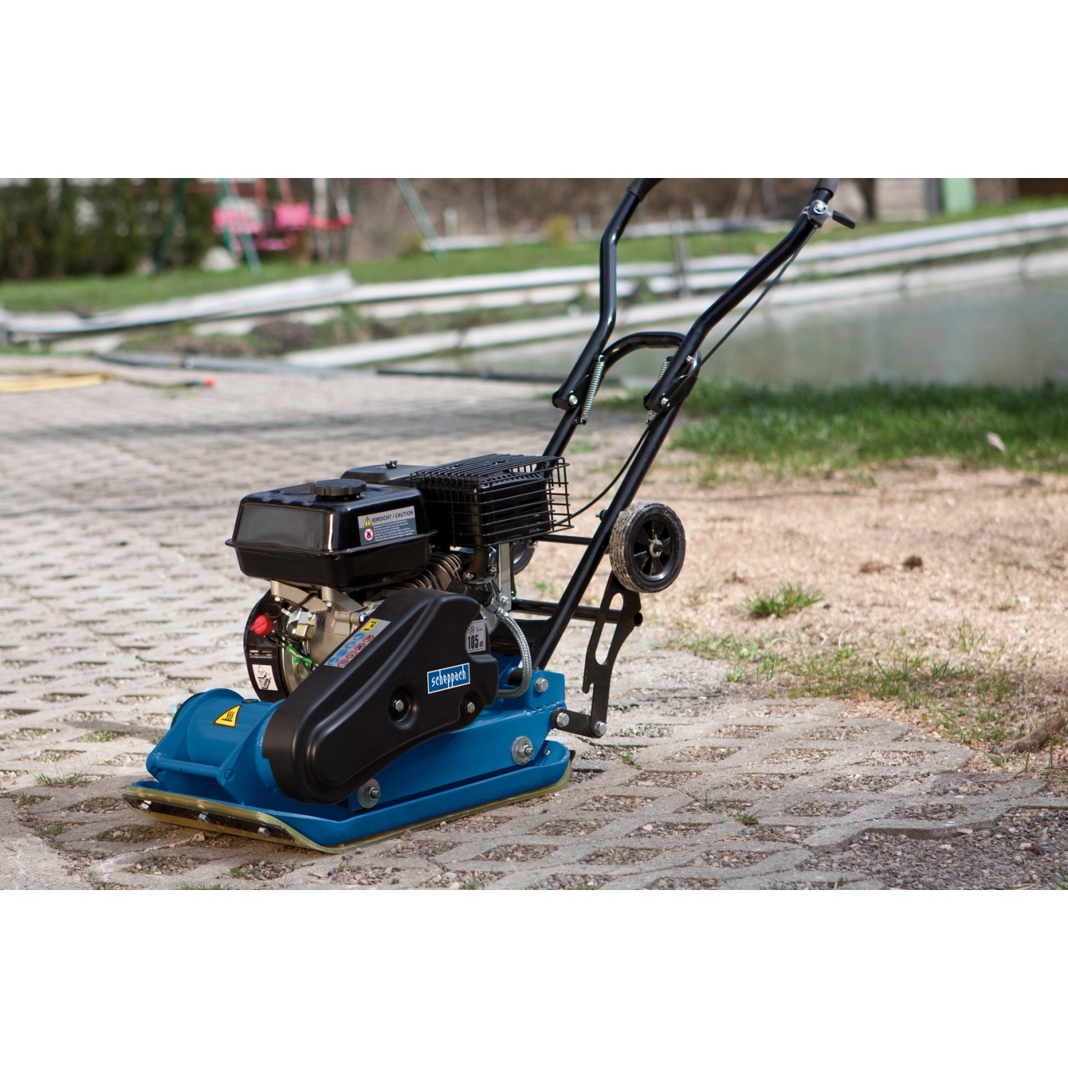 Scheppach Rüttelplatte HP1300S, Baumaschine mit 4,8kW Motor, Fahrvorrichtung und Schutzmatte.