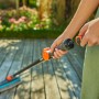 Gardena Cleansystem Stielbürste Soft in Aktion: Anschluss an Gartenschlauch für schonende Reinigung.