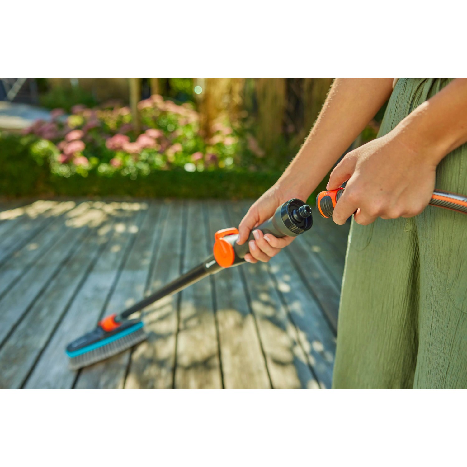 Gardena Cleansystem Stielbürste Soft in Aktion: Anschluss an Gartenschlauch für schonende Reinigung.
