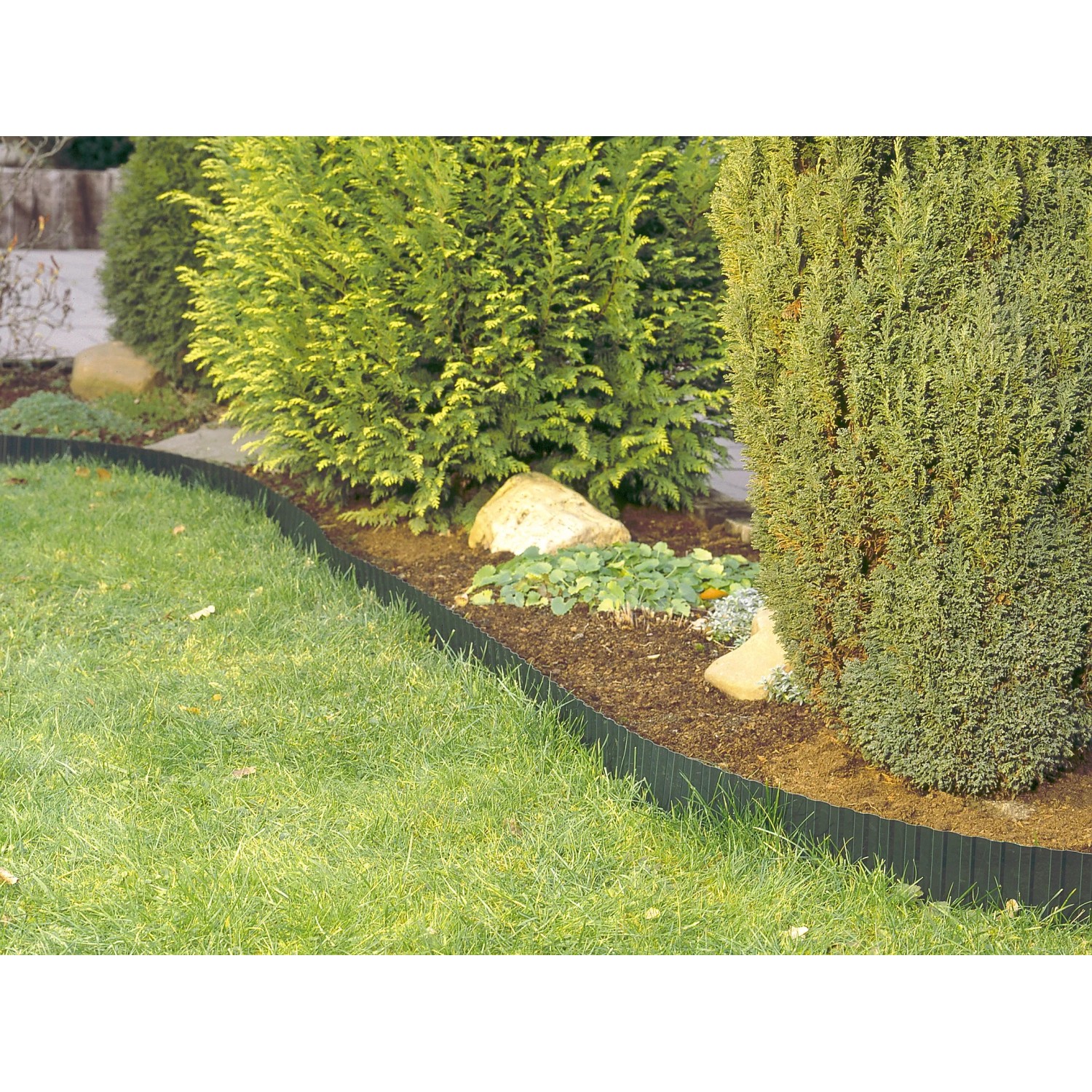 Grüne Rasenkante (9 m x 20 cm) aus PET-Folie im Garten zur Beetbegrenzung.