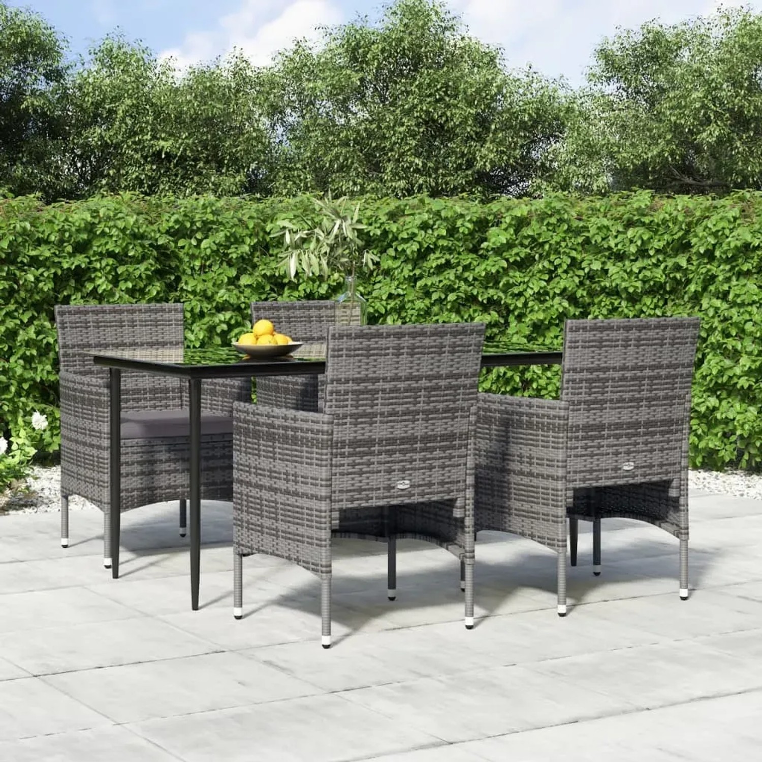 5-teilige Garten-Essgruppe vidaXL in Grau/Schwarz mit Tisch aus Glas und Rattanstühlen mit Kissen.