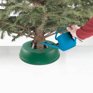 Grüner OBI Basic Christbaumständer mit Baum und Gießkanne beim Bewässern.