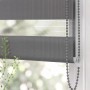 Graues Doppelrollo mit transparenten und blickdichten Streifen am Fenster. Seitenzug-Bedienung für regulierbaren Sichtschutz.
