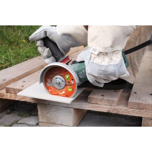 Anwendung der kwb Akku Top Diamant Trennscheibe 125 mm mit Winkelschleifer zum Schneiden von Stein.