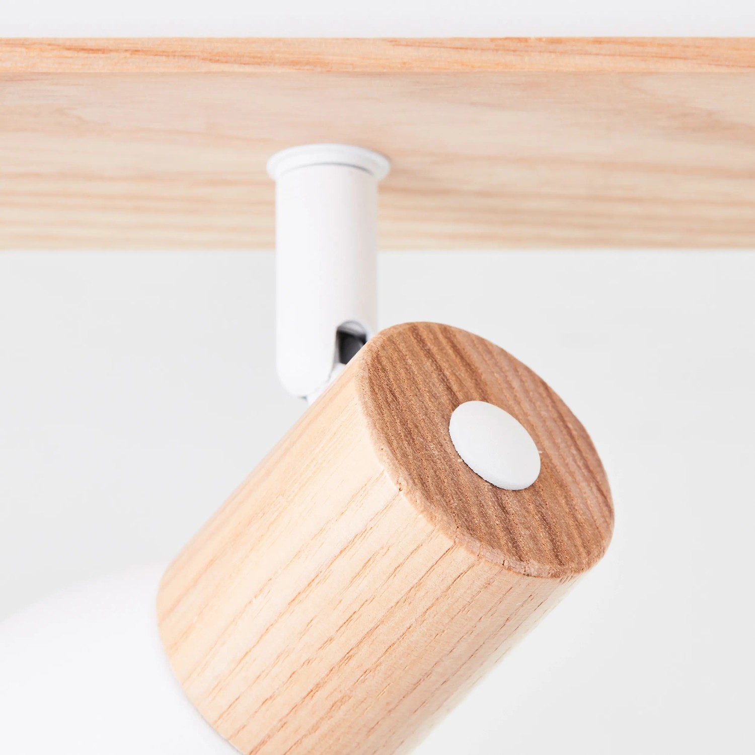Detailaufnahme: Daintree Spotbalken, 3-flammig, weiß/natur, Holz-Spot, drehbar.