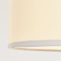 Detailaufnahme der weißen Textil-Deckenleuchte Andria von Brilliant. Schirm mit Chromrand.