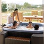 MSpa Comfort Whirlpool Tekapo AirJet mit Familie im Garten, aufblasbarer Pool mit Hydromassage.