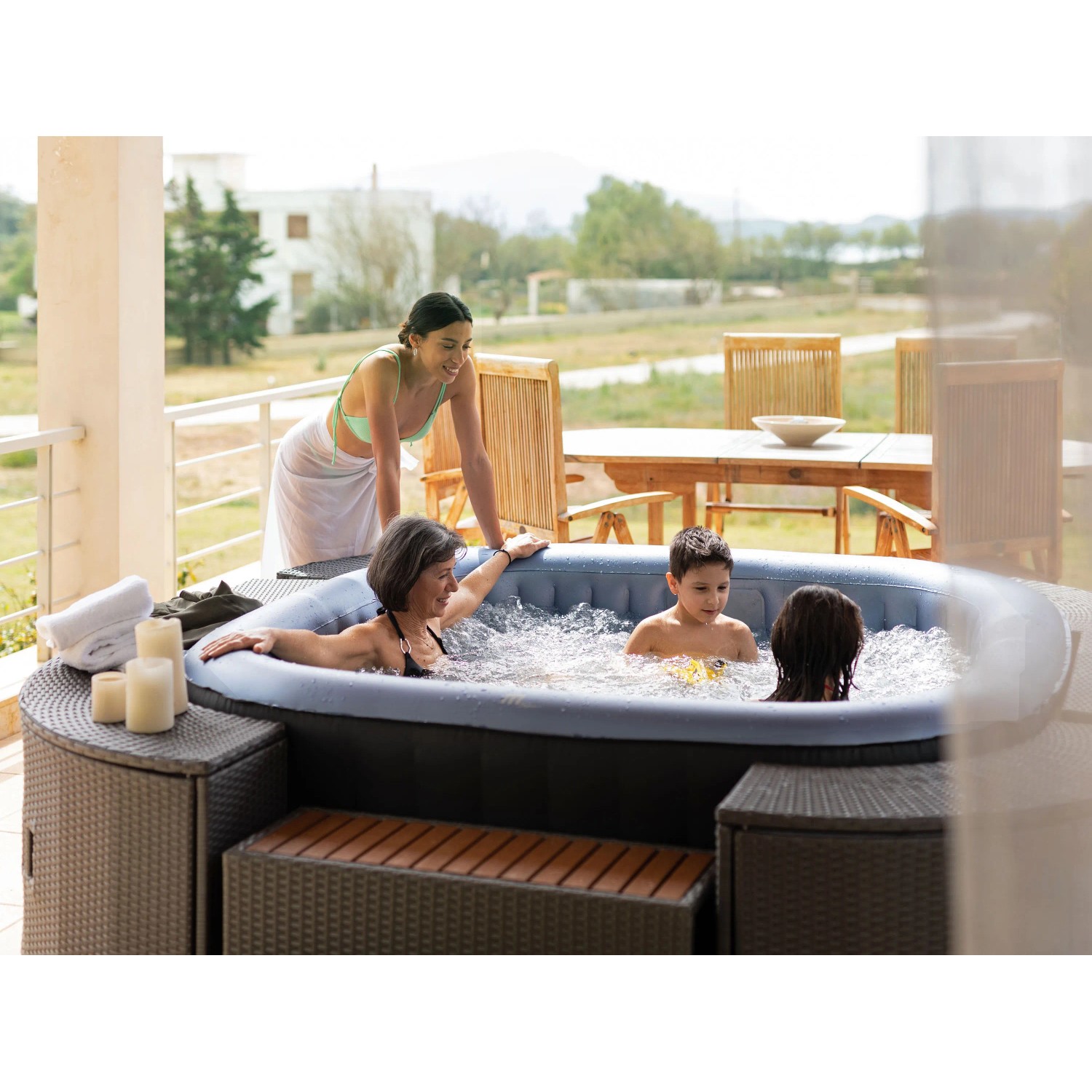MSpa Comfort Whirlpool Tekapo AirJet mit Familie im Garten, aufblasbarer Pool mit Hydromassage.