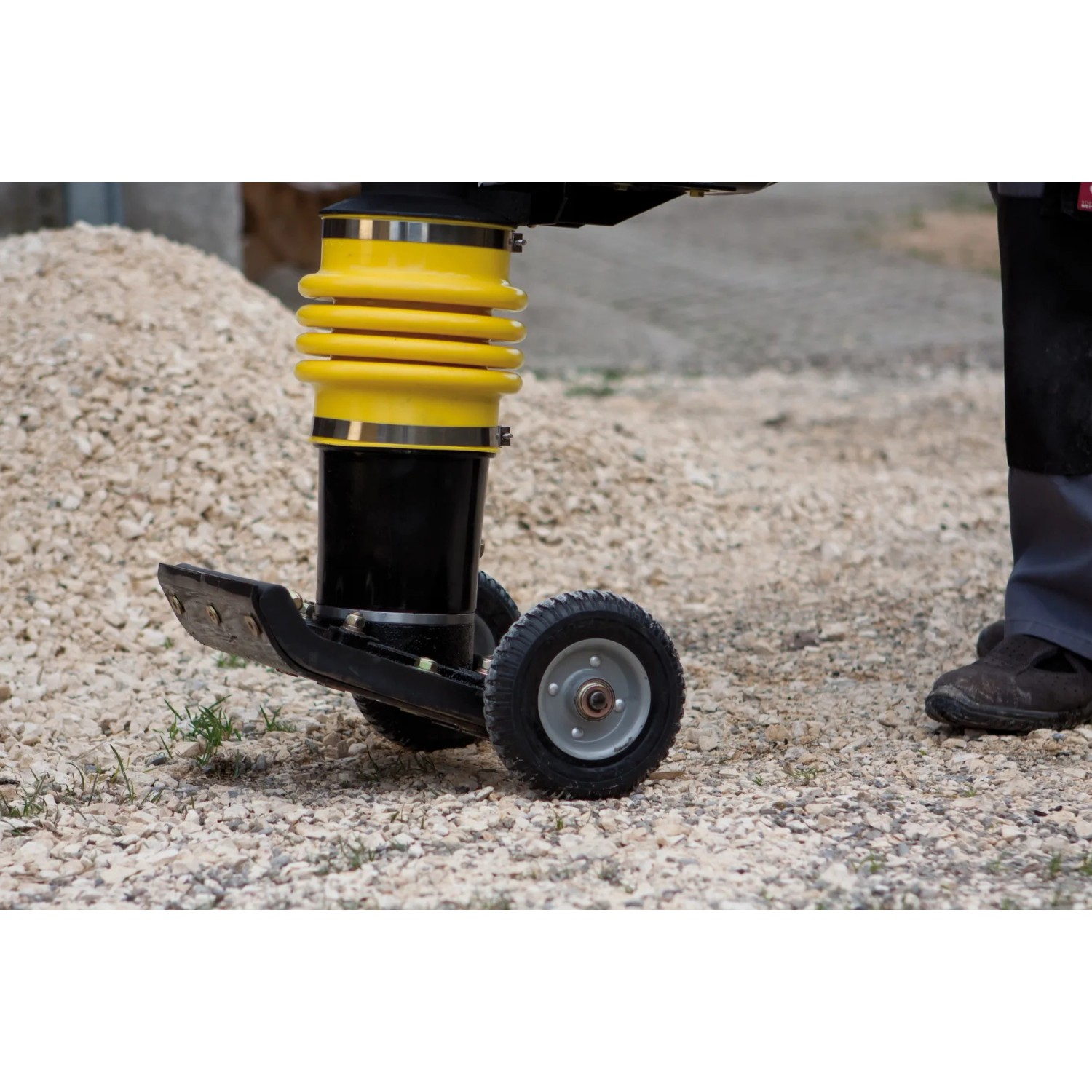 Scheppach Vibrationsstampfer VS 1000 für Verdichtungsarbeiten im Garten- und Landschaftsbau.