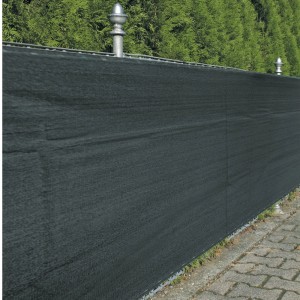 Winddurchlässige, anthrazitfarbene Zaunblende (1,8x50m) als Sichtschutz für den Garten.