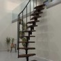 Minka Raumspartreppe Monte Carlo in Walnuss/Schwarz, elegante Innentreppe mit Holzstufen und Metallgeländer.