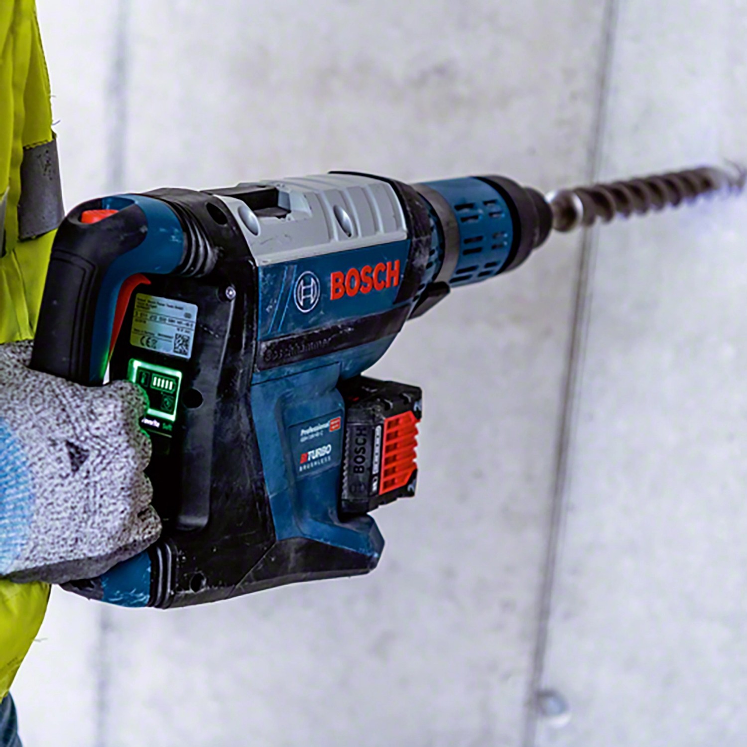 Bosch Professional Akku-Bohrhammer GBH 18V-45 C beim Bohren in Betonwand.