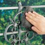Hand reinigt Metallgeländer mit LUX Stahlwolle Feinheit 5, einem Schleifmittel.