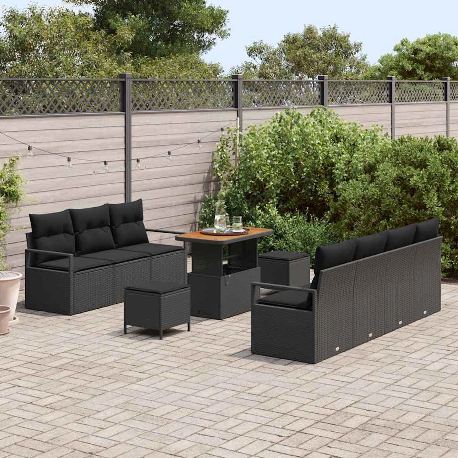Schwarzes 10-teiliges vidaXL Garten-Sofa-Set aus Poly Rattan mit Tisch und Kissen.
