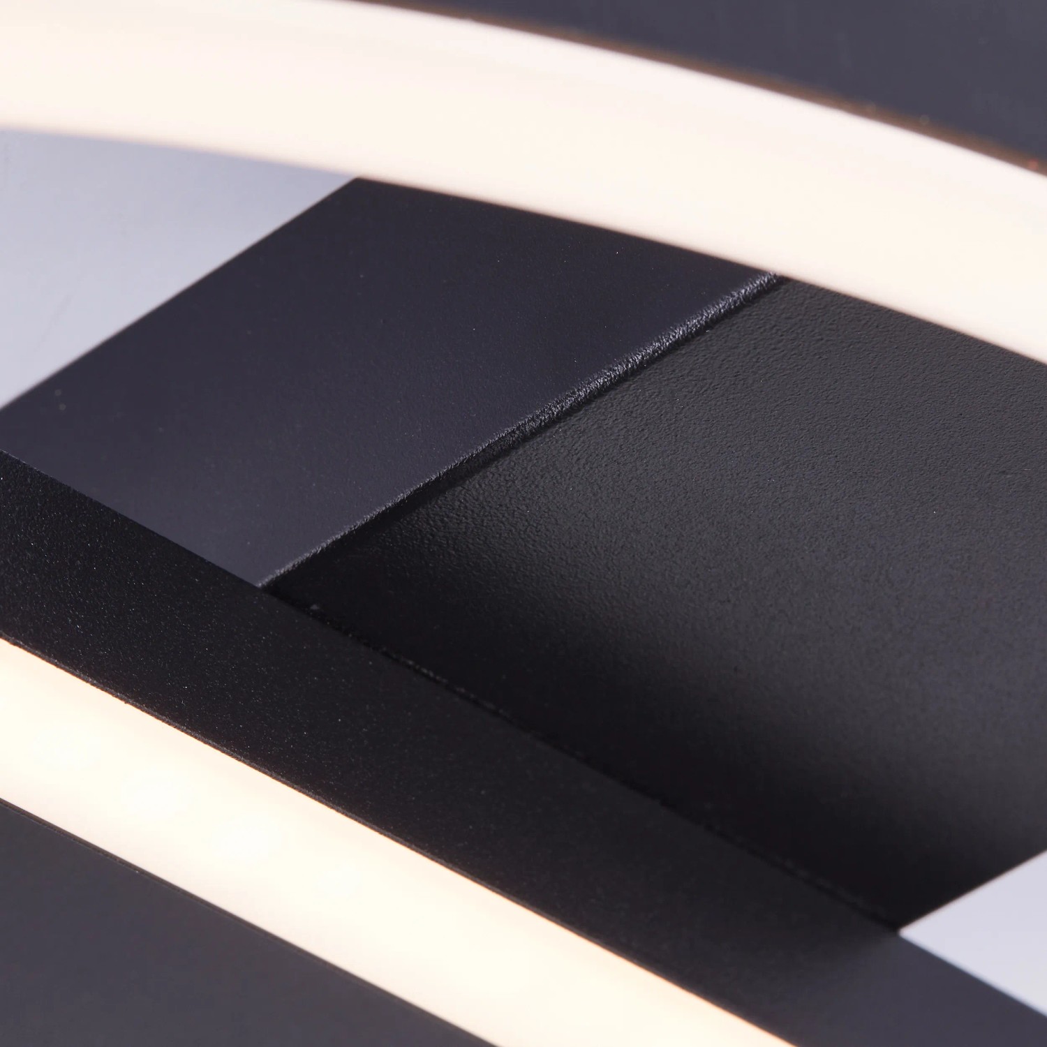 Detailaufnahme der schwarzen LED-Deckenleuchte Maureen, 37 cm, mit warmweißem Licht.