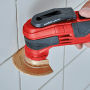 Einhell Multitool-Set, 6-teilig, im Einsatz beim Fliesenschneiden. Zubehör für Multifunktionswerkzeuge.