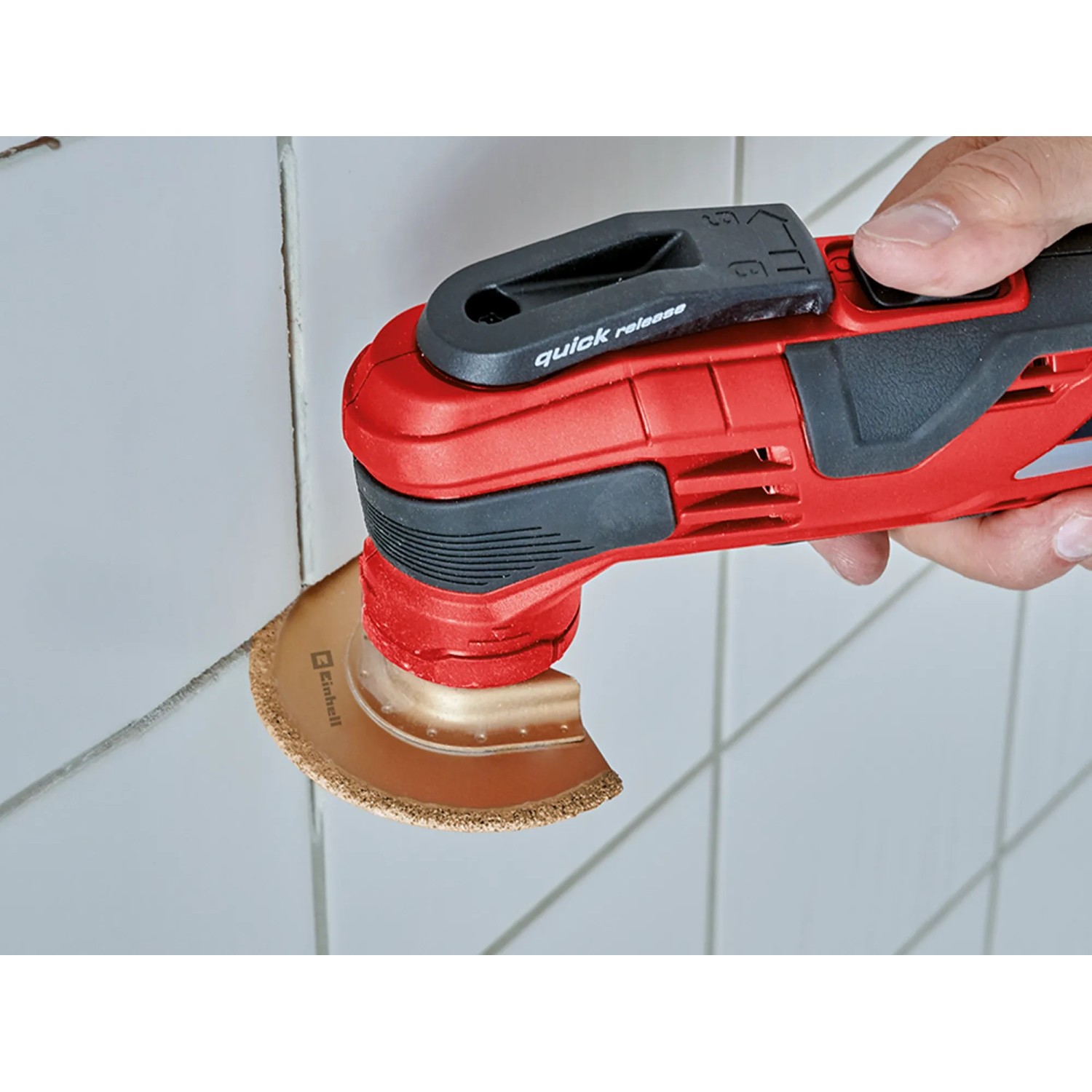 Einhell Multitool-Set, 6-teilig, im Einsatz beim Fliesenschneiden. Zubehör für Multifunktionswerkzeuge.