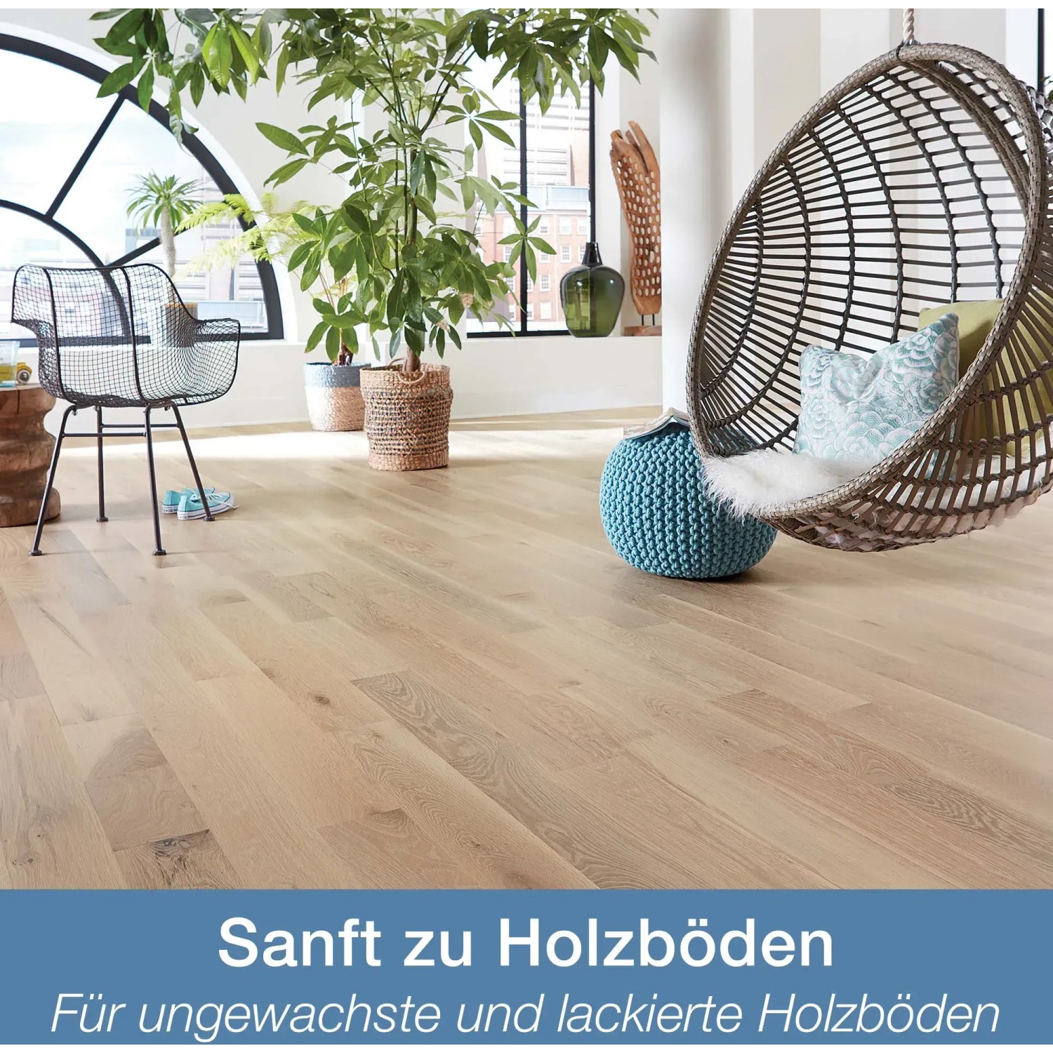 Heller Holzboden mit Bona Parkett Polish Matt behandelt, Wohnambiente mit Hängesessel und Pflanzen.