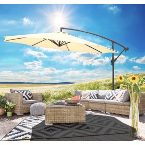 Creme-farbener Gartenfreunde Ampelschirm Ø 300 cm mit Kurbel über einer Loungegruppe.
