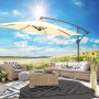 Creme-farbener Gartenfreunde Ampelschirm Ø 300 cm mit Kurbel über einer Loungegruppe.