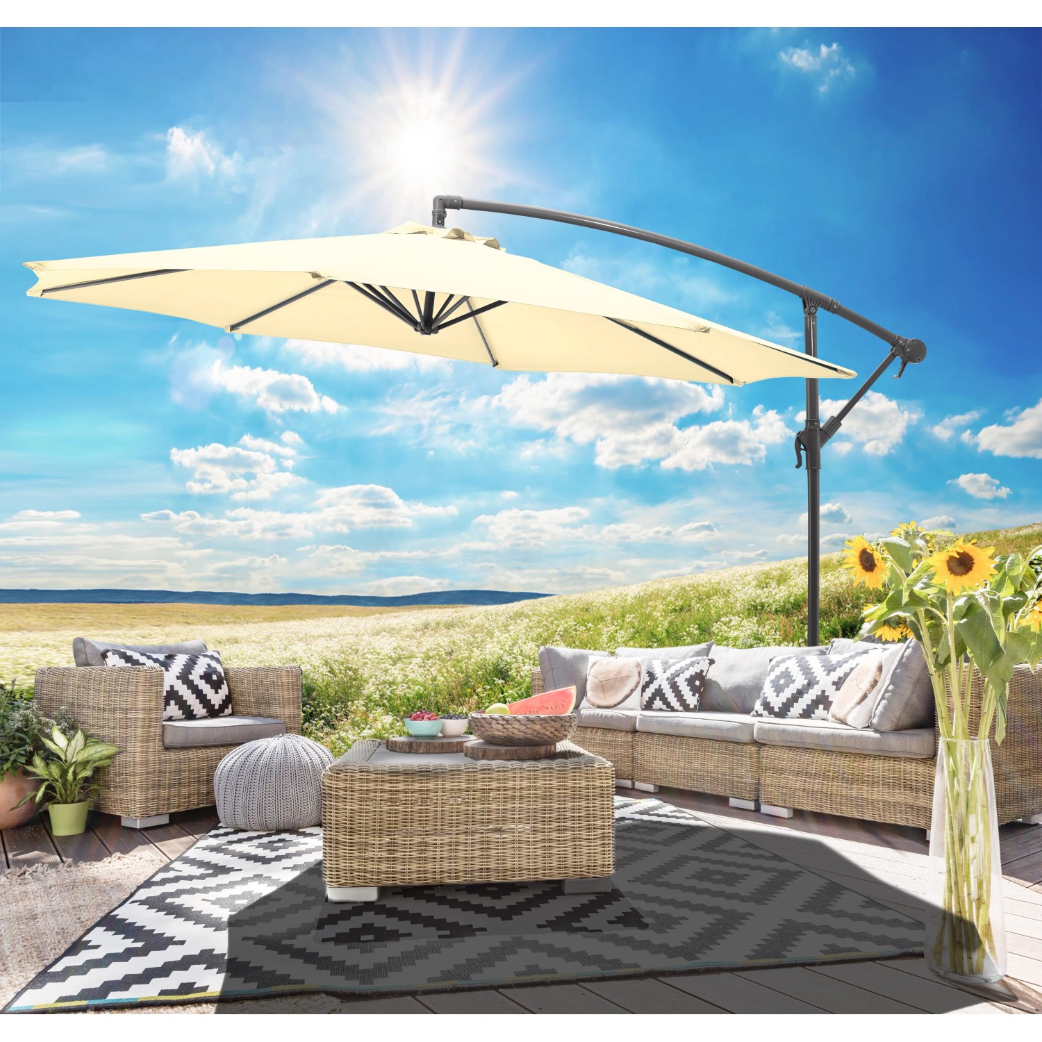 Creme-farbener Gartenfreunde Ampelschirm Ø 300 cm mit Kurbel über einer Loungegruppe.