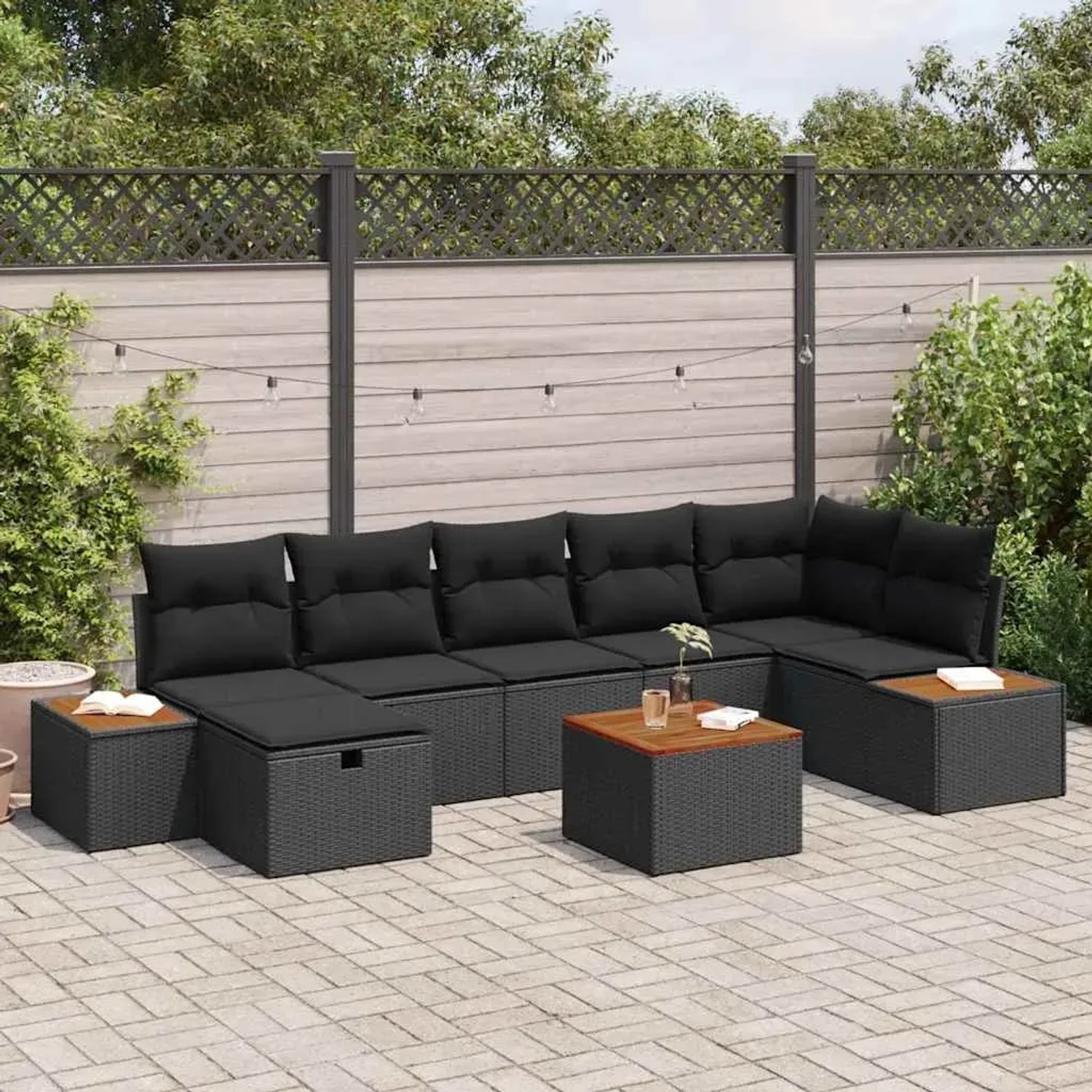 Schwarzes 8-teiliges Garten-Sofa-Set aus Poly Rattan mit Kissen und Stauraum.