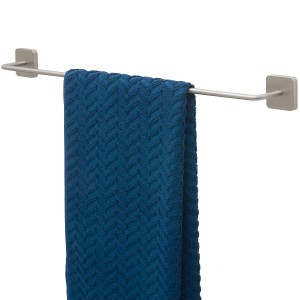Tiger Handtuchhalter Onu, Edelstahl gebürstet mit blauem Handtuch.