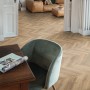 Wohnraum mit Egger Laminatboden EL203F NatureSense Rillington Eiche Dunkel im Fischgrätmuster.