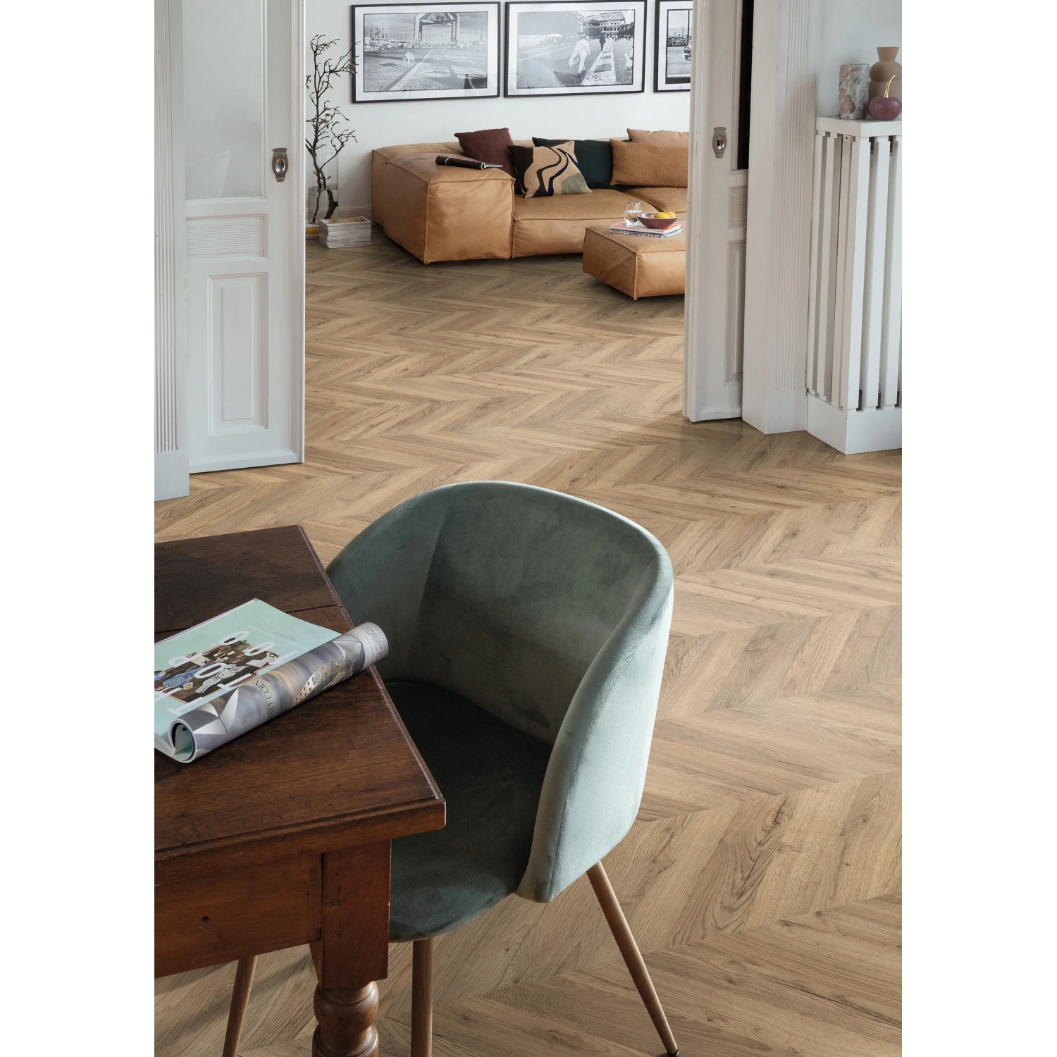 Wohnraum mit Egger Laminatboden EL203F NatureSense Rillington Eiche Dunkel im Fischgrätmuster.
