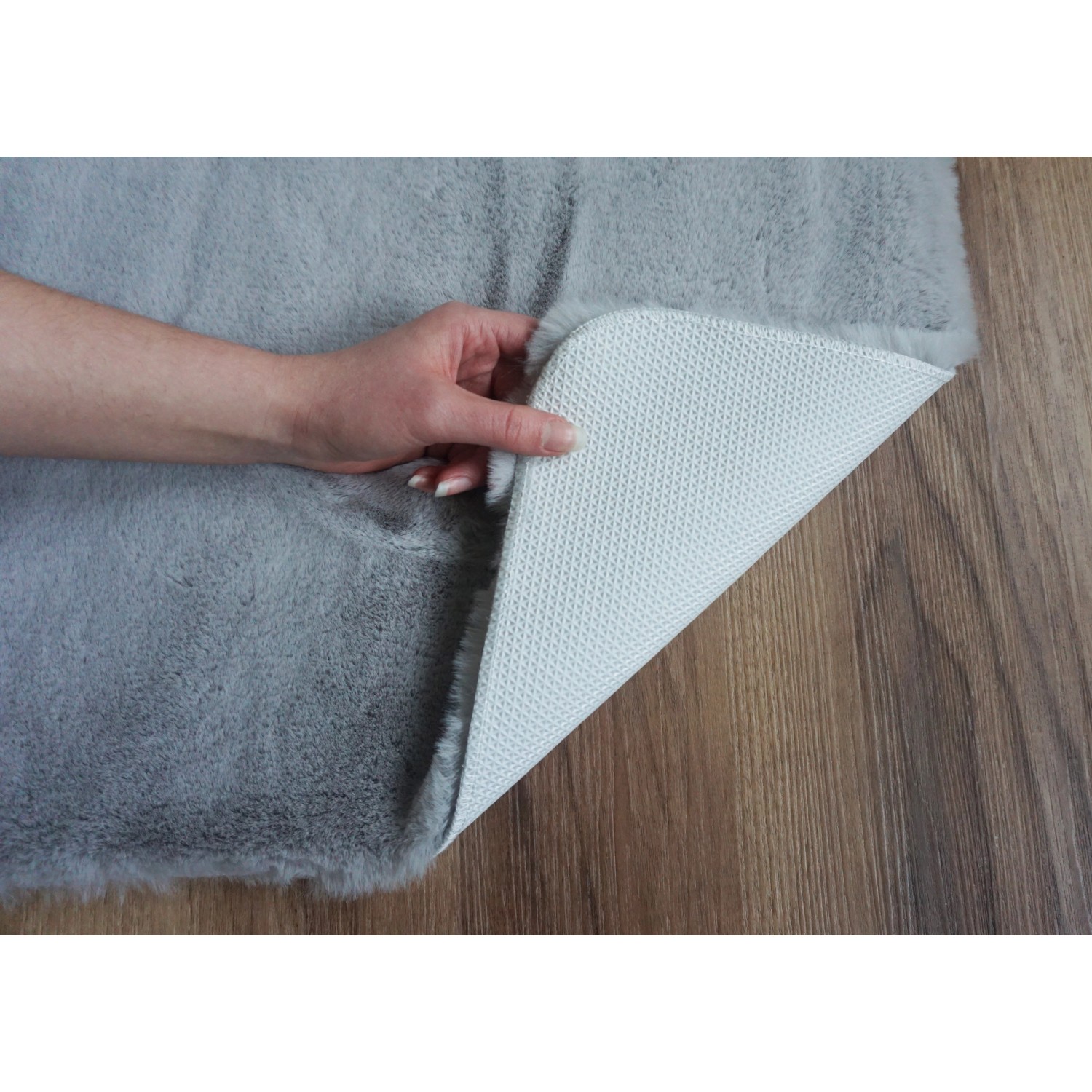 Silberner Schöner Wohnen Badteppich Bali (60x90 cm) mit rutschfester Unterseite auf Holzboden.