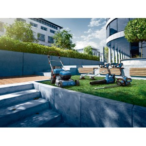 Bosch Akku-Gartengeräte: Rasenmäher, Heckenschere, Laubbläser und Trimmer auf Rasen vor modernem Gebäude.