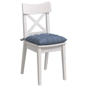 Blaues Cordstoff Sitzkissen mit Bindebändern auf einem weißen Stuhl. Gesteppte Oberfläche, ideal als Stuhlauflage.