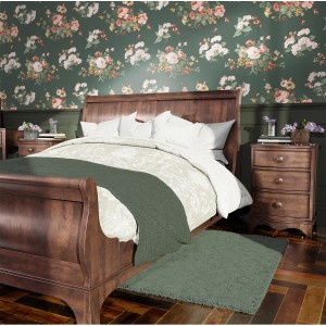 Schlafzimmer mit Laura Ashley Vliestapete Rosemore Fern mit Blumenmuster in Grün, Rosa und Weiß.