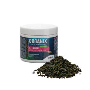 Oase Organix Shrimp Veggie Granulate Fischfutter im Behälter mit Futterhaufen.