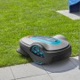 Gardena smart Sileno life 750 Mähroboter auf Rasen und Pflastersteinen, seitliche Ansicht.